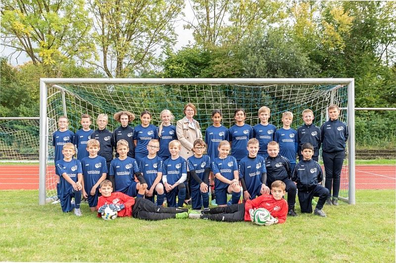 D2-Junioren mit dem Sponsor Heike Kaebsch
