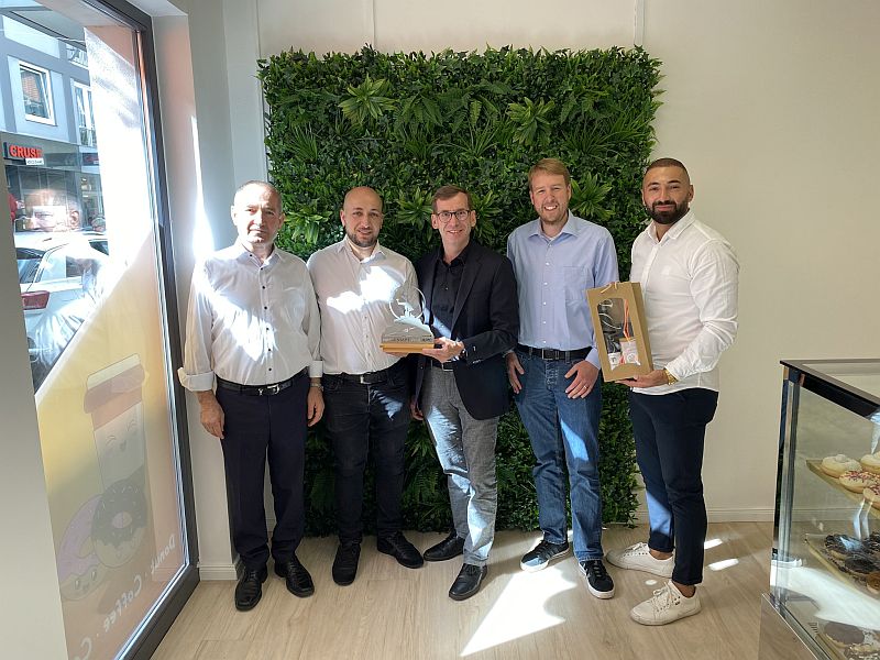 (v.l.) Isa Aktan, David Aktan, Bürgermeister Tobias Scherf, Wirtschaftsförderer Sören Spönlein und Hanni Aktan